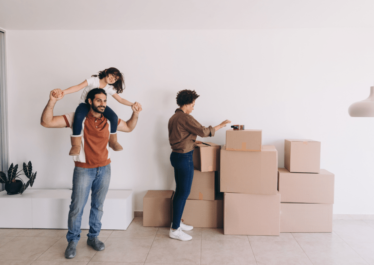 Familia tras haber llegado de una mudanza internacional