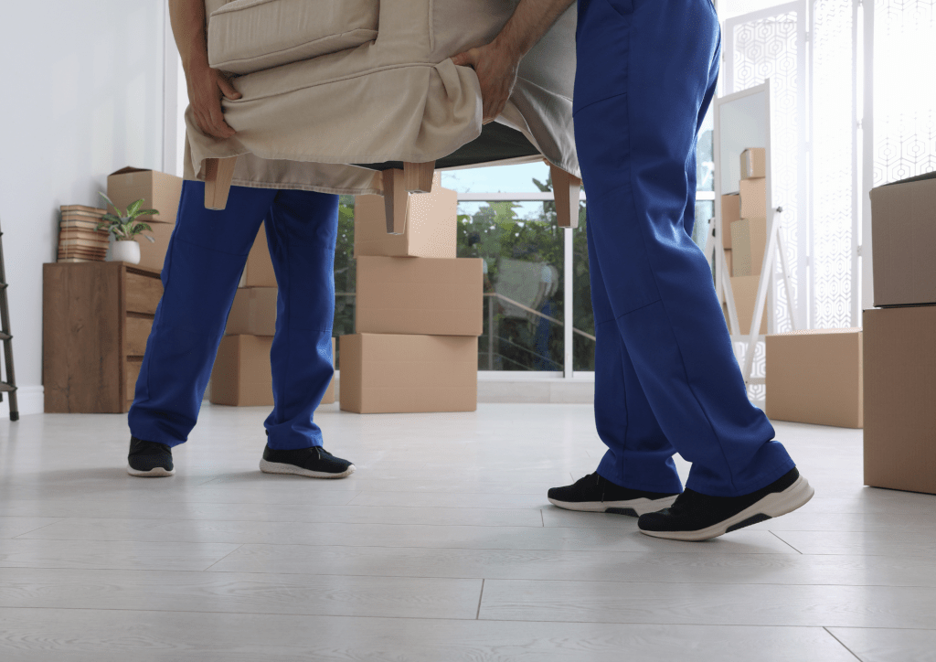 Trabajadores de mudanzas en Sabadell transportando muebles 